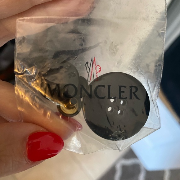 Moncler down jacket size T2 with real fur runs like medium - Picture 9 of 11